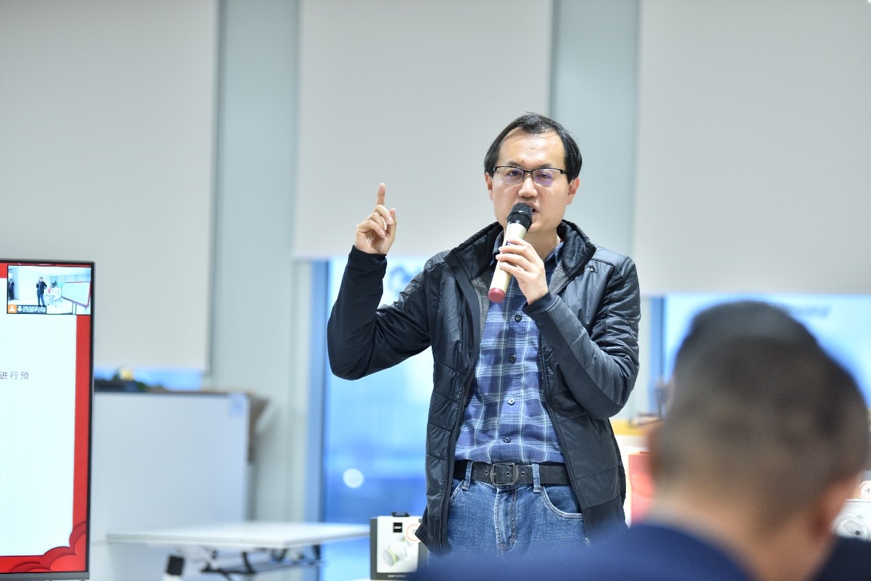 何董讲话.jpg 何董讲话.jpg